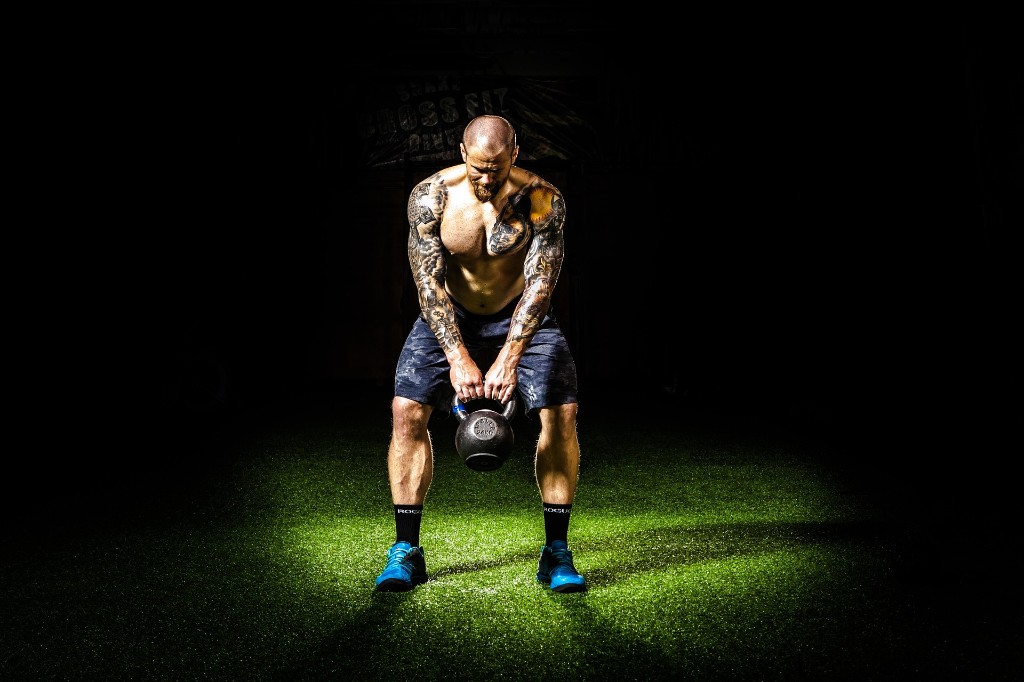 Athlète en préparation fonctionnelle avec kettlebell