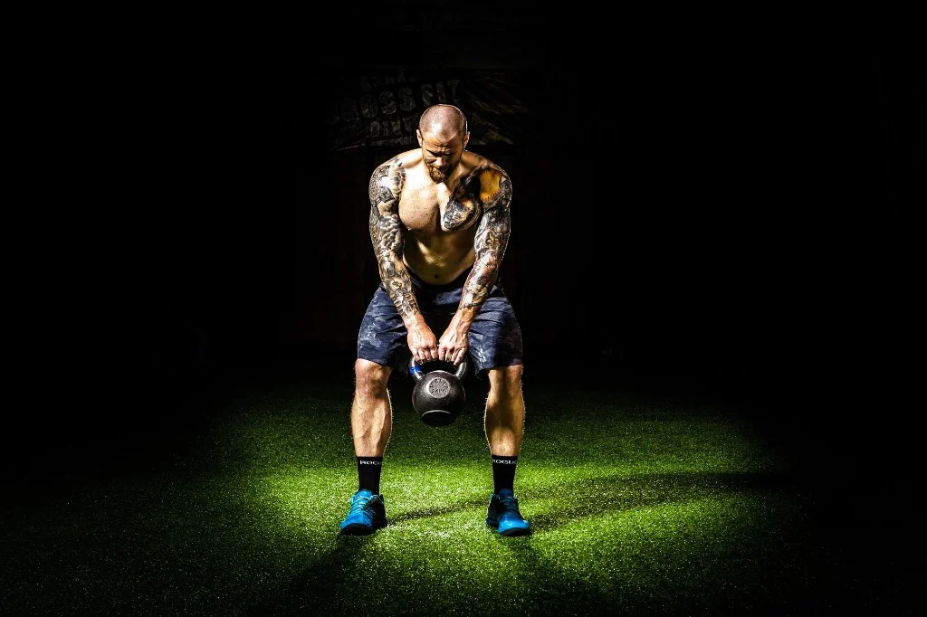 Athlète en préparation fonctionnelle avec kettlebell