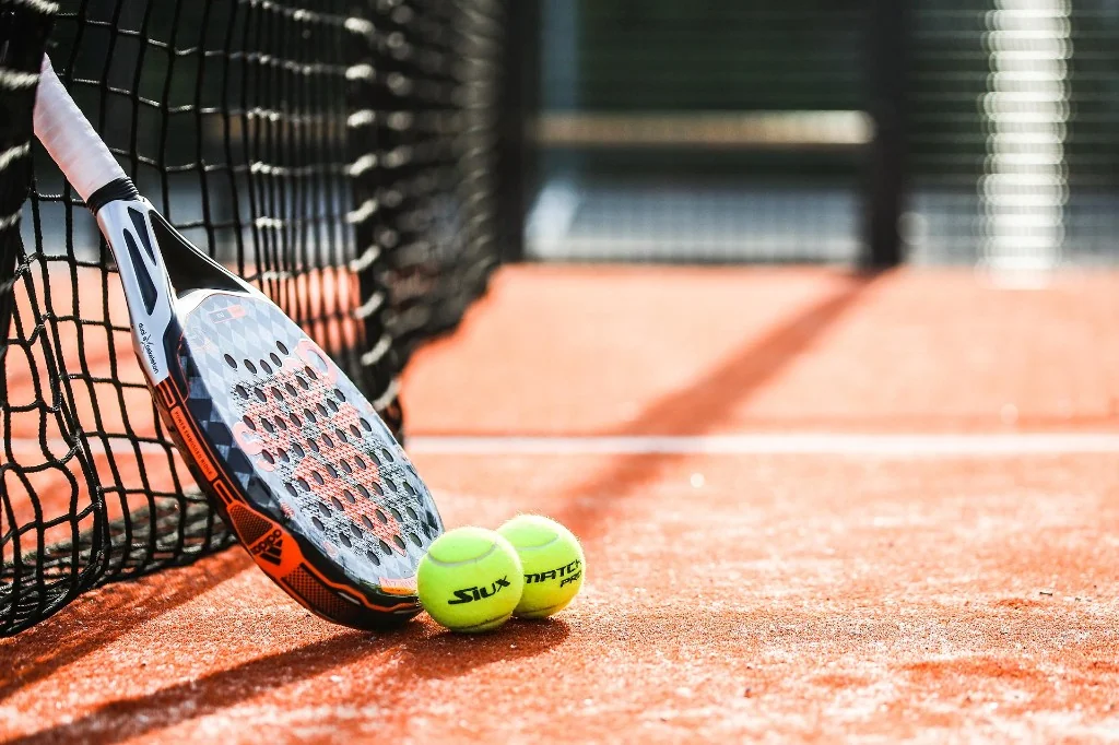 Gestion club padel : terrain, raquette et balles