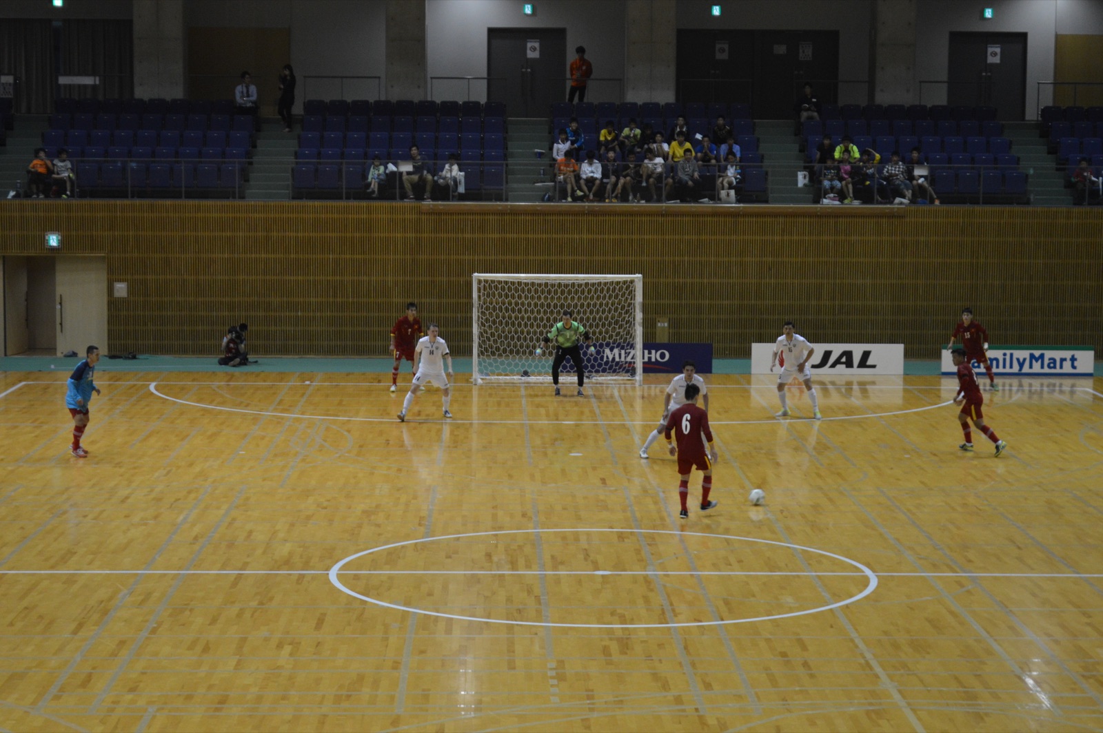 Logiciel de gestion de centre de foot 5, joueurs sur terrain indoor