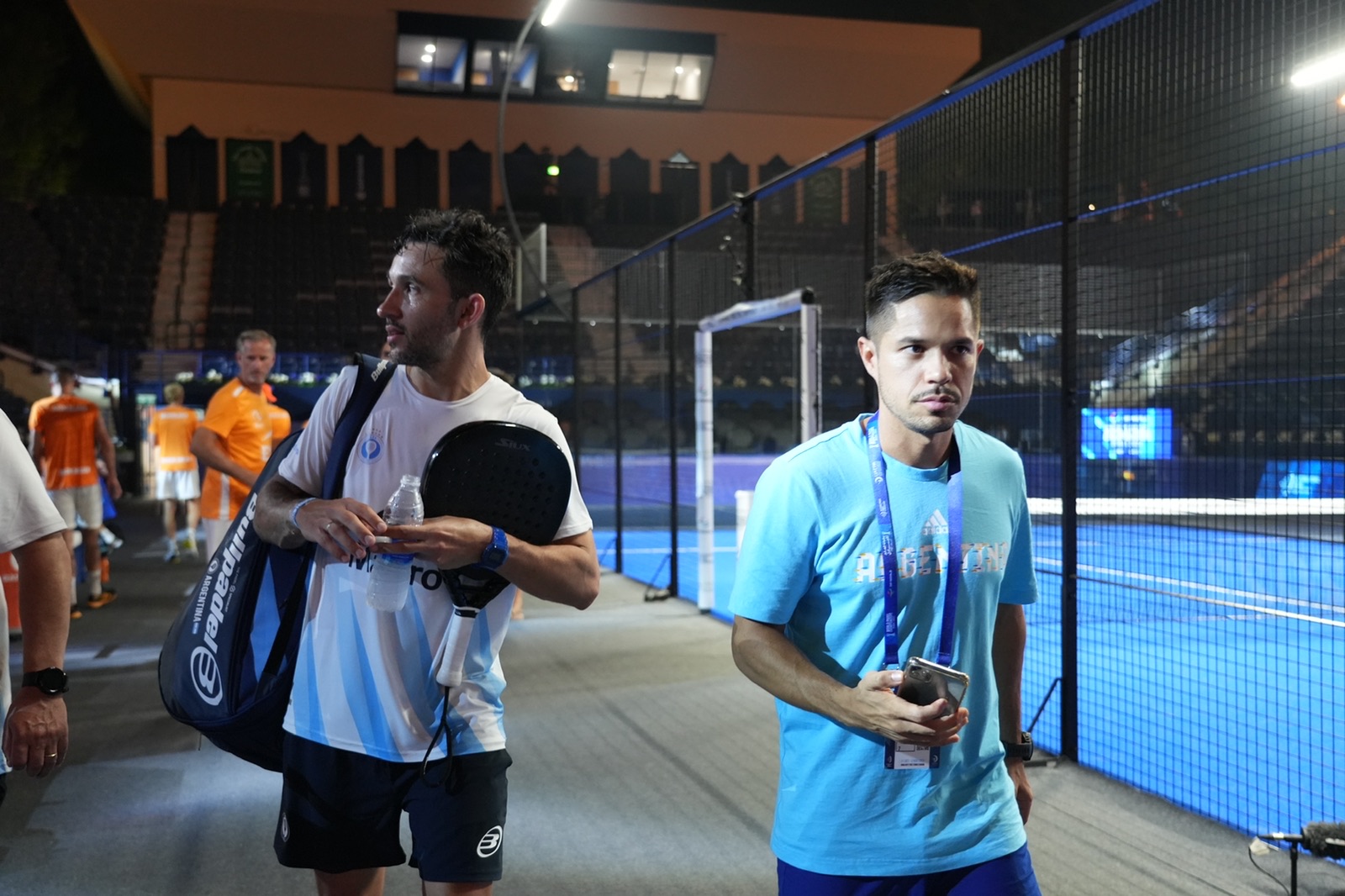 Logiciel de gestion de club de padel, joueurs sur terrain indoor